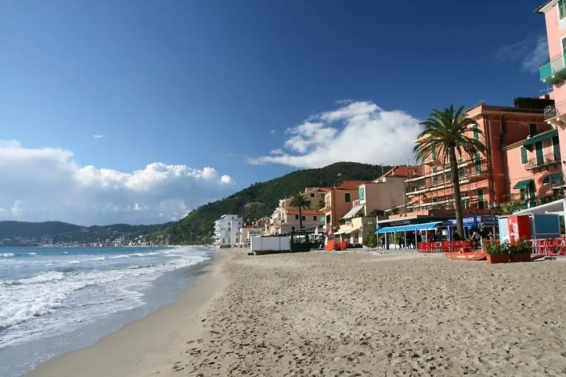 Alexia A Pochi Passi Dal Mare Appartamento Confort Con Box Auto Alassio
